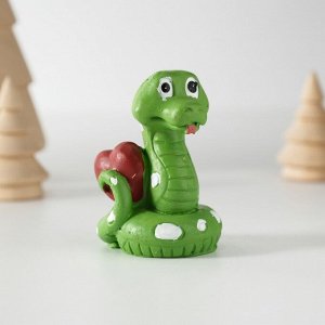 Фигурка полистоун «Змейка с сердцем», 4.6x5.8 см
