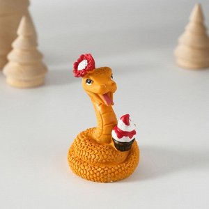 Фигурка полистоун «Змейка с рожком мороженого», 5x6 см