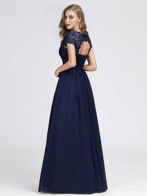 Темно-синее изумительное вечернее длинное платье декорированное кружевом и широким поясом