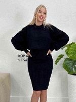 Женский костюм е вязанное трикотажное теплое платье в рубчик на широких бретелях и укороченная кофта оверсайз