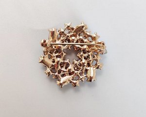 Брошь Вставка: Стразы
Материал изделия: ювелирный сплав
Тематика броши: Классика
Размер: 2.5*2.5 см

Брошь удачно дополнит ваш образ, придаст ему завершенность и изысканный шарм.
Броши дают возможно
