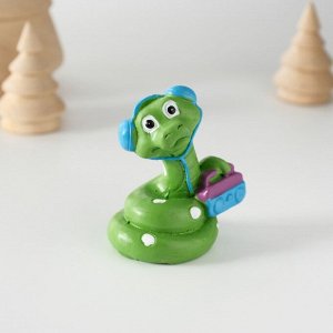 Фигурка полистоун «Змей в наушниках с магнитофоном», 5.8x5.8 см