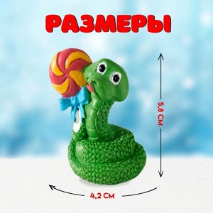 Фигурка полистоун «Змей с леденцом», 4.2x5.8 см