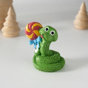 Фигурка полистоун «Змей с леденцом», 4.2x5.8 см