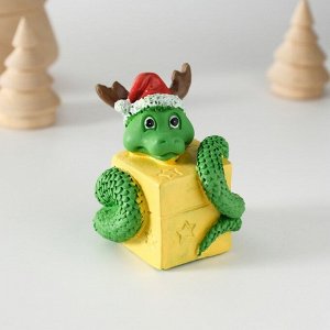 Фигурка полистоун «Змей с подарком, в новогоднем колпаке с рожками», 5x5.8 см