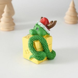 Фигурка полистоун «Змей с подарком, в новогоднем колпаке с рожками», 5x5.8 см
