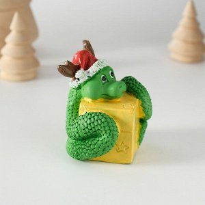 Фигурка полистоун «Змей с подарком, в новогоднем колпаке с рожками», 5x5.8 см