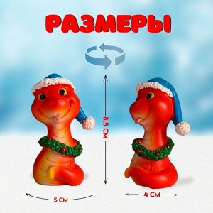 Фигурка полистоун «Змейка красная в синей шапке и новогоднем венке», 5x4x8.5 см