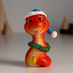 Фигурка полистоун «Змейка красная в синей шапке и новогоднем венке», 5x4x8.5 см