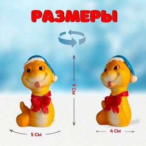 Фигурка полистоун «Змейка жёлтая в синей шапке и красном бантике», 5x4x9 см