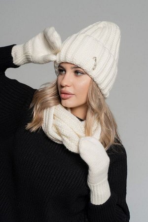 24u018 комплект (шапка снуд варежки)
Двухслойная, полный флис -  50% шерсть - 50% акрил
