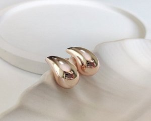 Серьги Вставка: Без вставок
Материал изделия: ювелирный сплав
Размер: 2.6 см
Вид(модель) сережек: Гвоздики

Красивые серьги с благородными цирконами изготовлены из специального гипоаллергенного ювел