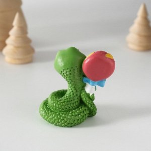 Фигурка полистоун «Змей с леденцом», 4.2x5.8 см