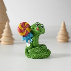 Фигурка полистоун «Змей с леденцом», 4.2x5.8 см