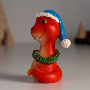 Фигурка полистоун «Змейка красная в синей шапке и новогоднем венке», 5x4x8.5 см