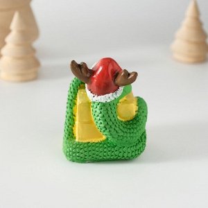 Фигурка полистоун «Змей с подарком, в новогоднем колпаке с рожками», 5x5.8 см