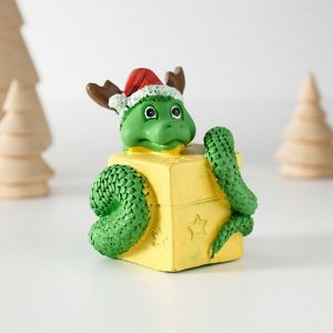 Фигурка полистоун «Змей с подарком, в новогоднем колпаке с рожками», 5x5.8 см