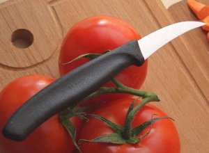 Нож Victorinox для резки и чистки овощей и фруктов, лезвие изогнутое 6 см, черный