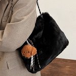 Меховая сумка через плечо с цепочкой и брелком, черная