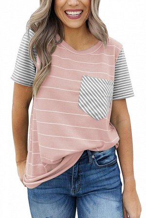 Розовая в полоску футболка с карманом на груди