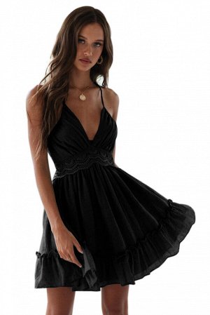 Черное платье-сарафан с кружевом, открытой спиной и воланом снизу
