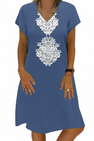 Голубое свободное платье с V-образным вырезом и белой кружевной вставкой