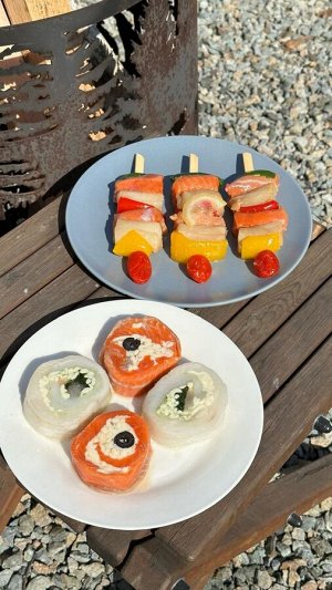 Шашлычки из форели, тигровой креветки, шампиньонов и болгарского перца.