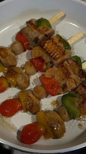 Шашлычки из форели, тигровой креветки, шампиньонов и болгарского перца.