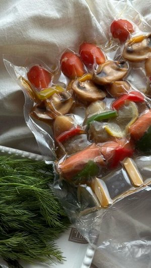 Шашлычки из форели, тигровой креветки, шампиньонов и болгарского перца.