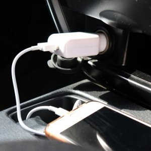 Заряд. для мобил. устр-в "CarFort" 12-24v, 5V, USB,с набором адапт (Lightning, type C, micro), БЕЛОЕ