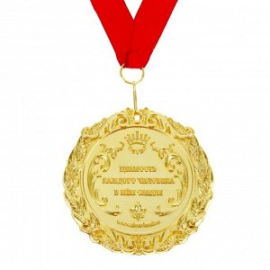 Медаль на открытке «Золотая дочка», d=7см.