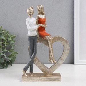 Фигурка полистоун «Влюблённая пара с большим сердцем», 15x7x23.5 см
