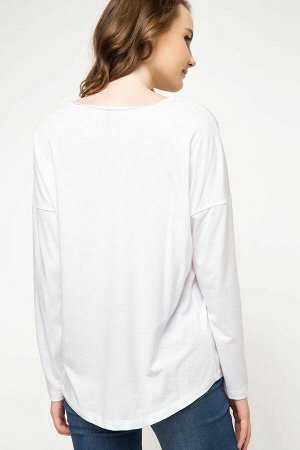 Блуза белая с V-образным вырезом горловины