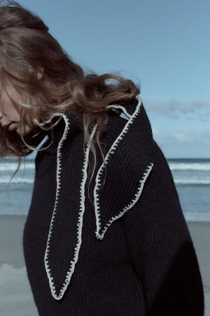 Топ Цвет как на первом фото ВЯЗАННЫЙ ЖИЛЕТ С БАНТОМ (GESTRICKTE WESTE MIT SCHLEIFE) Вязаный жилет с высоким воротником, бантом и длинными рукавами. Контрастная вышитая окантовка. СОСТАВ МАТЕРИАЛА, ИНС