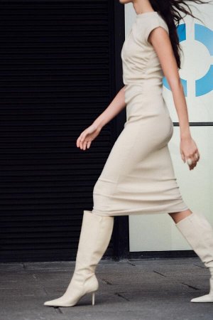 Платье ZARA (Германия) 
 (KLEID MIT ZIERFALTEN) Платье миди с круглым вырезом и короткими рукавами. Задрапировано сбоку. СОСТАВ МАТЕРИАЛА, ИНСТРУКЦИИ ПО УХОДУ И ПРОИСХОЖДЕНИЕ СОСТАВ МАТЕРИАЛА СНАРУЖИ 