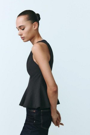 Топ Цвет как на первом фото ТОП С БАСКОЙ (PEPLUM-OBERTEIL) Облегающий фигуру топ с круглым вырезом и рукавами без рукавов. Подол баски. Внутренняя подкладка. Потайная молния в боковом шве. СОСТАВ МАТЕ