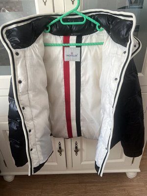 Курточка MONCLER 46р на пуху