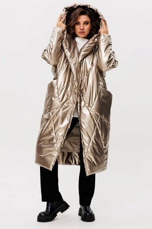 Пальто Пальто Rumoda 2235 золотой 
Состав: ПЭ-100%;
Сезон: Осень-Зима
Рост: 164

Пальто женское с капюшоном, на утеплителе ISOSOFT (200 г/м2 Бельгия), свободного силуэта зауженное к низу. По переду и
