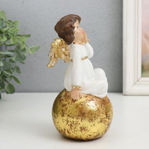 Фигурка полистоун «Ангелок с золотыми крыльями в бежевом платье на шаре», 7x8x16 см