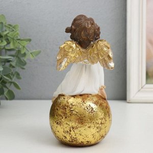 Фигурка полистоун «Ангелок с золотыми крыльями в бежевом платье на шаре», 7x8x16 см