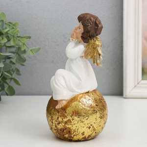 Фигурка полистоун «Ангелок с золотыми крыльями в бежевом платье на шаре», 7x8x16 см