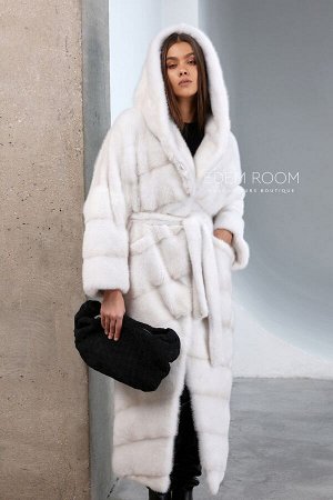 Длинная светлая шуба из норки