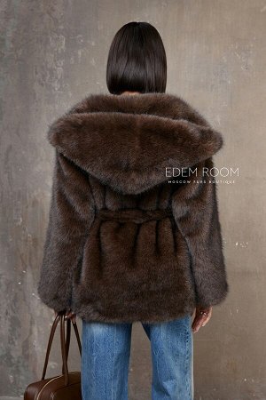 Короткая шуба из искусственного меха с капюшоном