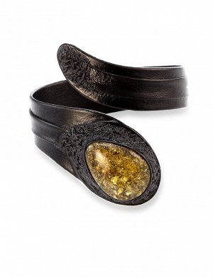 Стильный чёрный браслет из натуральной кожи со вставкой из сверкающего коньячного янтаря «Змейка», 6050203018