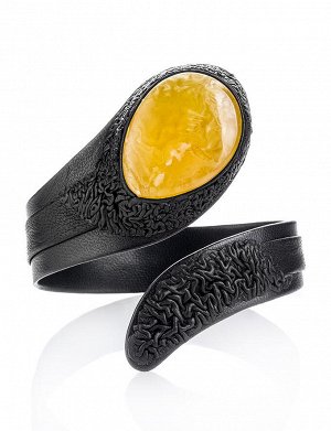 Эффектный браслет из натуральной кожи «Змейка» с янтарной вставкой медового цвета, 905004138