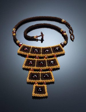 Стильное колье из бисера и янтаря «Лукоморье» в тёмном оттенке