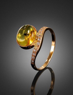 Нарядное золотое кольцо «Клио», украшенное лимонным янтарём с инклюзом насекомого, 906207484