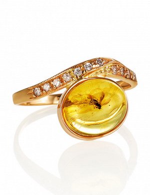Нарядное золотое кольцо «Клио», украшенное лимонным янтарём с инклюзом насекомого, 906207484