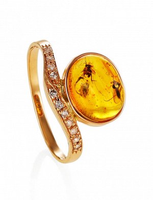 Изысканное кольцо из золота и янтаря с инклюзами, украшенное фианитами «Клио», 906207487