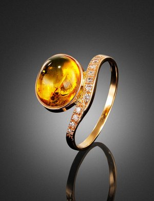 Изысканное кольцо из золота и янтаря с инклюзами, украшенное фианитами «Клио», 906207487